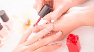 học viên thực hành Gel nail polish tại một trường dạy nail ở Washington