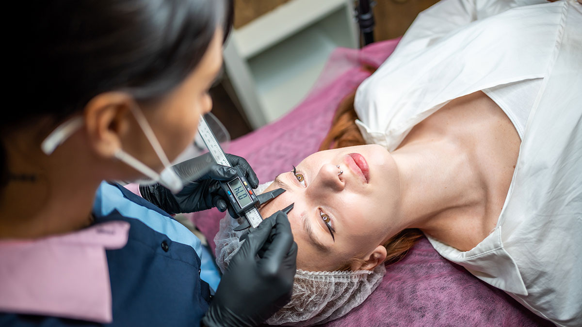 Does cosmetic eyebrow tattooing hurt